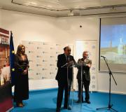 3. Lucía Espinosa de Mercado Hispano, o presidente de AEGAMA Julio Lage, e o coordinador de Actividades da Casa de Galicia na presentación da xenebra galega Galician Dry Towers Gin Premium.