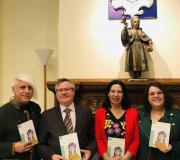 4. No distribuidor da Casa, de esquerda a dereita o escritor Antonino Nieto, o coordinador de Actos Ramón Jiménez, a autora Mila Villanueva e a editora Lida López Miguel.
