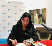 5. Mila Villanueva asinando exemplares do seu libro.