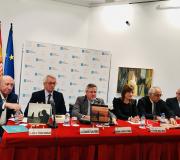 3. Na mesa, de esquerda a dereita, JMª Pérez Peridis, Alejandro Tiana, Ramón Jiménez, Fátima Abal, Francisco F. Rei e Javier García.