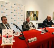 1. Na mesa, co libro en primeiro plano, e de esquerda a dereita, o poeta e autor Vicente Araguas, o coordidador de Actos Ramón Jiménez e o editor Basilio R. Cañada.