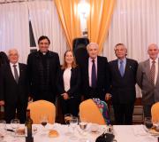1. De esquerda a dereita, Ovidio Cadenas, o pai Andrés Ramos, a homenaxeada Ana Pastor, o delegado da Xunta en Madrid e director da Casa de Galicia José Ramón Ónega, Carlos de Blas e Fernando Gómez..