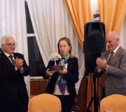 2. Ana Pastor recibe o galardón entregado polos máximos representantes de FAGAMA..