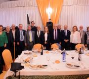 3. Ana Pastor e o delegado da Xunta en Madrid José Ramón Ónega, no centro, pousan con representantes de asociacións e centros galegos das colectividades galegas da comunidade de Madrid.