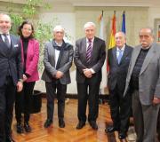 O editor José Luis Teófilo, a xornalista Ana Fuentes, o escritor e director do Observatorio de la Política China, Xulio Ríos, o delegado da Xunta, José Ramón Ónega, o exembaixador Felipe de la Morena e o escritor Juan Morillo.