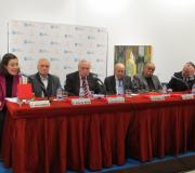 A xornalista Ana Fuentes, o escritor e director do Observatorio de la Política China, Xulio Ríos, o delegado da Xunta, José Ramón Ónega, o exembaixador Felipe de la Morena, o escritor Juan Morillo e o editor José Luis Teófilo, na mesa da presentación.