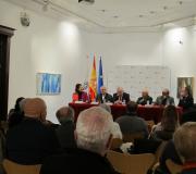 A mesa da presentación do libro, ao fondo, con parte do público que asistiu ao acto.