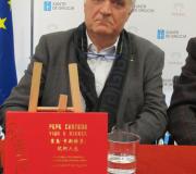 Xulio Ríos co seu libro en primeiro plano.