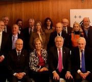 5. Sentados, de dereita a esquerda, Ónega en representación institucional, o presidente do Parlamento Gallego e invitado Santalices e a presidenta do Club de Xornalistas, Pilar Falcón.