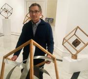 7. Fondevila na Sala B coas súas creativas esculturas cúbicas.