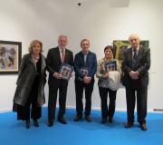O presidente do Parlamento de Galicia, Miguel Ángel Santalices, e o artista José Antonio Fondevila, xunto ás súas respectivas mulleres, e o delegado da Xunta, José Ramón Ónega, ante algunhas das obras pictóricas da mostra.