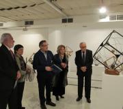 José Antonio Fondevila explica unha das súas obras ao presidente do Parlamento de Galicia, Miguel Ángel Santalices, a súa muller, e o delegado da Xunta, José Ramón Ónega, ante a súa esposa.
