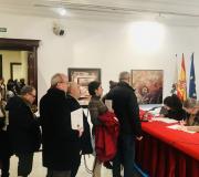 6. Autor e ilustradora asinaron exemplares unha vez rematada a presentación.