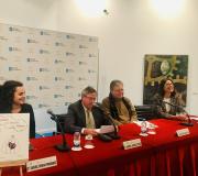 2. Na mesa, coa obra presentada en primeiro termo, a ilustradora Raquel Senra, o coordinador de Actividades da Casa Ramón Jiménez, o autor João Pedro Mésseder e a editora Laura Rodríguez Herrera.