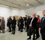 Parte do público que acudiu á inauguración da mostra de Amparo Salgueiro.jpg