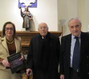 A pintora Amparo Salgueiro, o expresidente do Consello de Estado José Manuel Romay Beccaría e o delegado de la Xunta, José Ramón Ónega, antes de inaugurar la exposición.