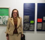 A pintora Amparo Salgueiro ante algunhas das obras que compoñen a súa exposición.