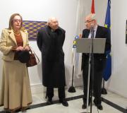 A pintora Amparo Salgado, o expresidente do Consello de Estado José Manuel Romay Beccaría e o delegado da Xunta, José Ramón Ónega, intervindo na inauguración.jpg