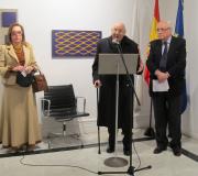 O expresidente do Consello de Estado José Manuel Romay Beccaría intervén na inauguración da mostra flanqueado pola pintora, Amparo Salgueiro, e o delegado da Xunta, José Ramón Ónega.jpg