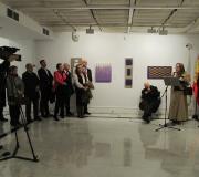 Amparo Salgueiro na inauguración da súa exposición, con parte do público.jpg