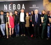 O delegado da Xunta, José Ramón Ónega (cuarto pola dereita), con responsables de intérpretes da serie NÉBOA. Foto, Benito Ordóñez.
