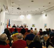 4. Medio centenar de persoas, de todos os ámbitos, acudiron á presentación do primeiro libro en galego de García Montero.