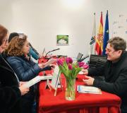 5. Luís García Montero asina exemplares da súa primeira obra en galego.