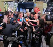 O presidente da Xunta de Galicia, Alberto Núñez Feijóo, responde a las preguntas de la medios de comunicación, responde as preguntas dos medios de comunicación, atentamente escoitado polo delegado en Madrid, José Ramón Ónega.