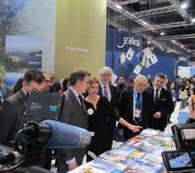 Núñez Feijóo interésase pola oferta presentada no expositor, fraqueado polo conselleiro de Cultura e Turismo, Román Rodríguez, e a directora de Turismo de Galicia, Nava Castro. Acompáñanlles, entre outros, o delegado en Madrid, José Ramón Ónega.