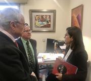 2. O delegado da Xunta José Ramón Ónega presentou á delegada de Canarias Lola Padrón ao coordinador de Actividades da Casa Ramón Jiménez quen lle falou do seu labor.