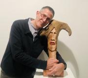 1. Xosé Manuel Rodríguez MOXOM abrazando unha das súas obras.