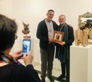 4. Jesús Vázquez, senador e admirador da obra de Moxom non quixo perder a exposición na Casa de Galicia, momento que foi recollido por Maite González compañeira e colaboradora do artista.