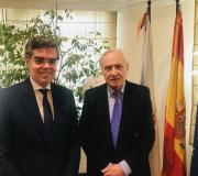 1. O novo delegado en Madrid da Junta de Andalucía Vicente Azpitarte co delegado da Xunta José Ramón Ónega na visita que realizou á Casa de Galicia.