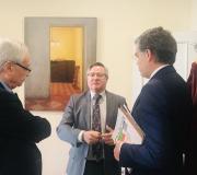 2. O coordinador de Actividades da Casa de Galicia Ramón Jiménez explicoulle ao delegado andaluz Vicente Azpitarte diferentes aspectos do seu labor, en presenza do delegado da Xunta José Ramón Ónega.