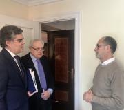 4. Vicente Azpitarte e José Ramón Ónega co investigador Antonio Villalba quen lles falou da súa especialidade.