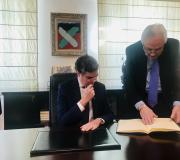 5. Vicente Azpitarte foi convidado por José Ramón Ónega a asinar no libro de Honra da Casa de Galicia.