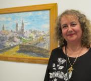 María José Rodríguez, á beira dunha das obras da súa exposición.