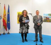 Intervención de María José Rodríguez na presentación da súa exposición, co coordinador de Actividades da Casa, Ramón Jiménez, á beira.