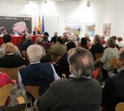 Un momento da presentación, con parte do público que asistiu e que encheu a sala na que tivo lugar.