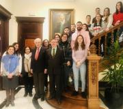 1. Foto de Familia. De EFA Mary Espiñeira, Berta Cobo, María Jesús Limés; da Xunta, o delegado en Madrid José Ramón Ónega e o coordinador de Actos Ramón Jiménez; co alumnado de EFA Piñeiral.