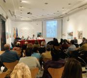 3. A mesa cos intervenientes e parte do público que asistiu ao acto.
