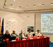 4. Na mesa Manuel López Poy, Pepe Rey, Ramón Jiménez, Miguel Fernández e o editor Lorenzo Pascual coa pantalla e a proxección dunha das páxinas do cómic presentado.