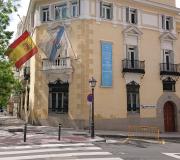 Bandeiras a medio mastro na Delegación da Xunta en Madrid polas vítimas do COVID-19.