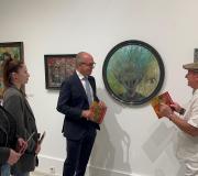 Moldes explica a súa obra ao director da Casa de Galicia