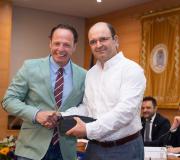 javier-vazquez-recoge-el-premio-de-manos-de-marcos-vazquez