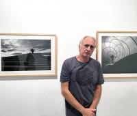 Plácido L. Rodríguez pousa ante dous das súas fotografías
