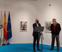 No acto de inauguración da exposición interviñeron o vicesecretario da Secretaría Xeral de Presidencia da Xunta de Galicia, Jesús Navazo e o pintor compostelán, Plácido Amboage F.
