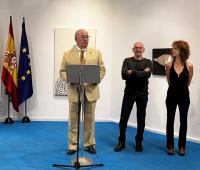 Intervención do director da Casa de Galicia, Juan Serrano, acompañado do artista Fernando Carballa e a guionista, Caridade Fernández.