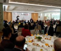 Numeroso público asistiu ao almorzo informativo ofrecido polo presidente da Xunta de Galicia, Alfonso Rueda Valenzuela.