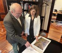 Juan Serrano, director de la Casa de Galicia en Madrid, recibe el Atlas del Paisaje de los Caminos, por la conselleira de Medio Ambiente, Territorio y Vivienda, Ángeles Vázquez.